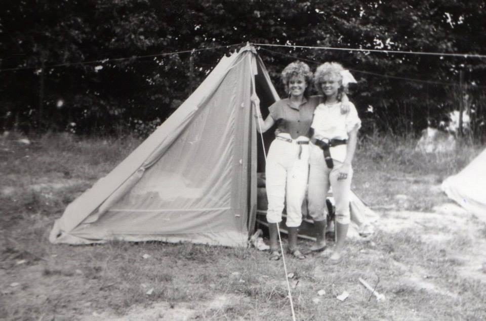 Agata und eine Freundin die ein Zelt aufgeschlagen haben. Dabei tragen sie ausgefallene Outfits im Sinne der 80er Jahre.