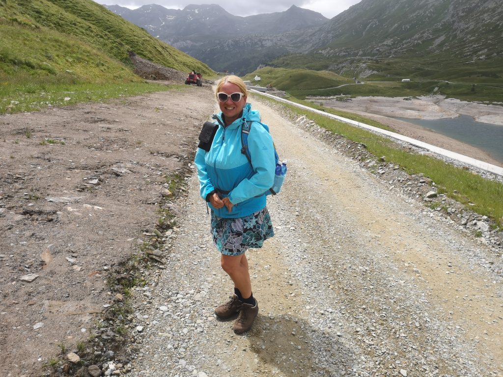 Agata motiviert auf dem Wanderweg