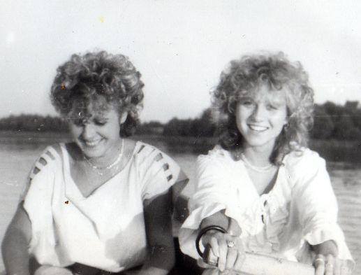 Agata und ihre Schwester auf einem Boot. Schwarz-weiß Foto aus den 80er Jahren.